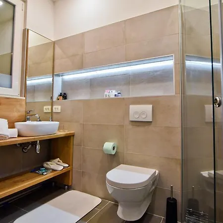 Luxury Colonna 4*, Center Guest house