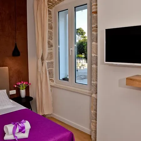 Luxury Colonna 4*, Center Guest house